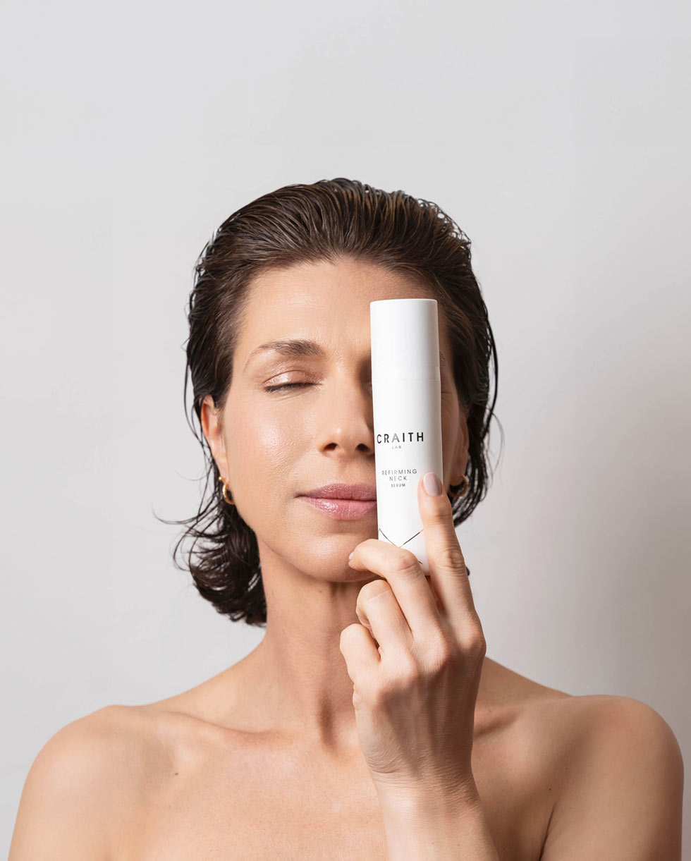 Eine Frau hält ein CRAITH LAB-Produkt vor ihr Gesicht mit geschlossenen Augen