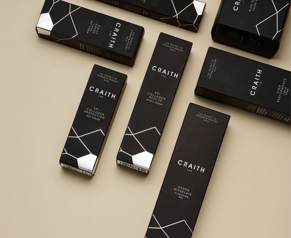 Verschiedene Produkte der Black Collection in schwarzen Schachteln mit goldener Beschriftung symetrisch angeordnet