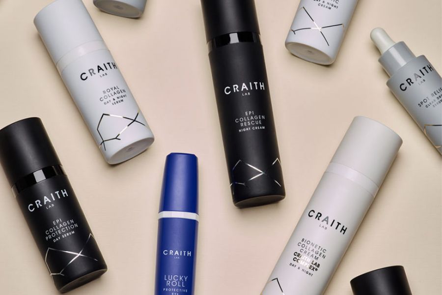 Verschiedene Produkte von Craith Lab ungeordnet liegend auf hellem Hintergrund