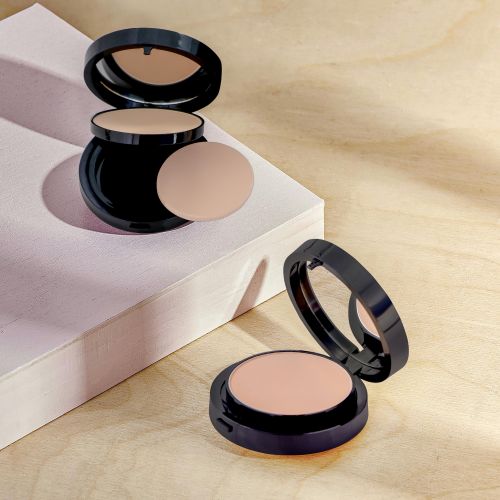 Schwarze Puderdosen auf hellem Hintergrund