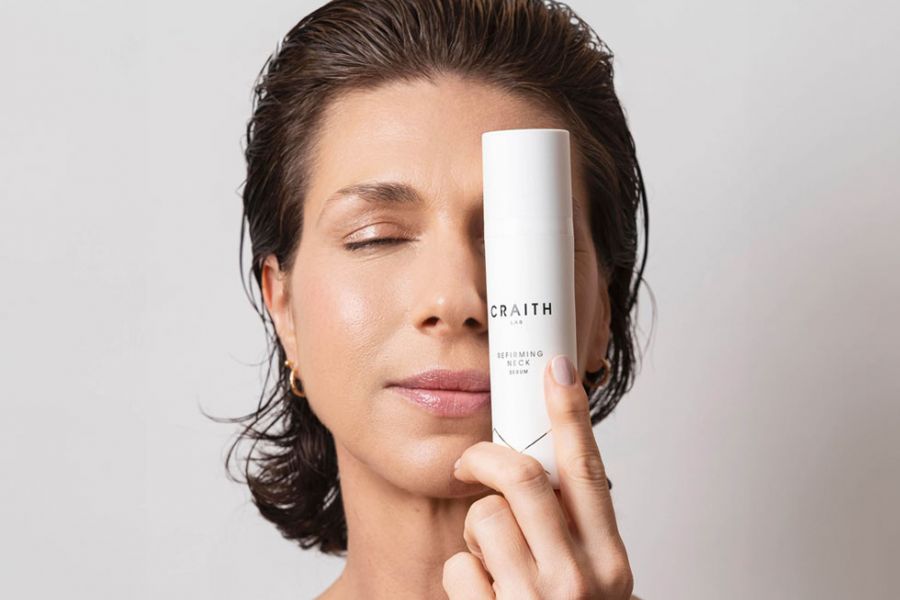 Eine Frau hält ein CRAITH LAB-Produkt vor ihr Gesicht mit geschlossenen Augen