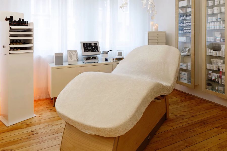 Studio mit Behandlungsstuhl in der Mitte