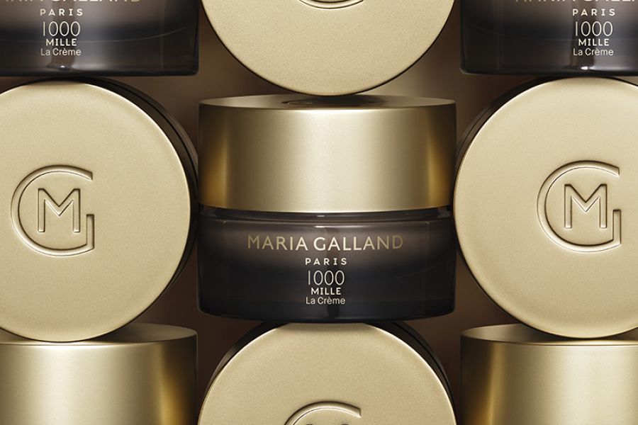 Maria Galland Cremedosen augestapelt mit goldenen Deckeln