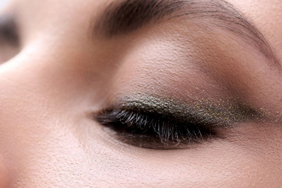 Geschminktes Auge in Nahaufnahme